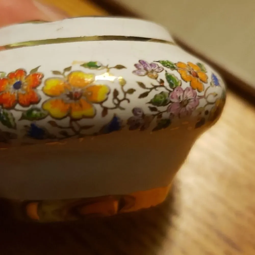 Vintage Beautiful Pill Box‎